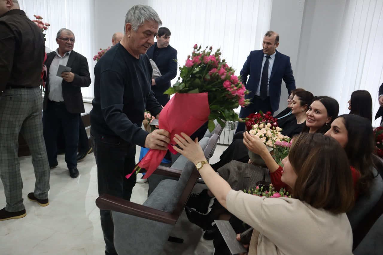 Руководство Минтранса Дагестана поздравило сотрудниц с наступающим 8 Марта